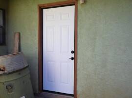 El Programa de Climatización NM Energy$mart de la Autoridad de Financiamiento Hipotecario de Nuevo México financió proyectos en una casa, incluida una puerta nueva.