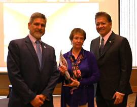 La directora ejecutiva de Tierra del Sol Housing Corporation, Rose García, acepta un premio en la reunión de la Junta de MFA de noviembre.