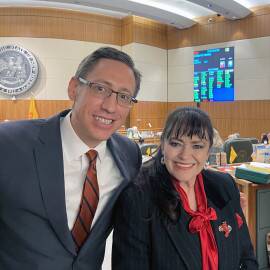 El representante Nathan Small (Las Cruces) y la senadora Nancy Rodríguez (Santa Fe) celebran la aprobación del Proyecto de Ley 381 del Senado.