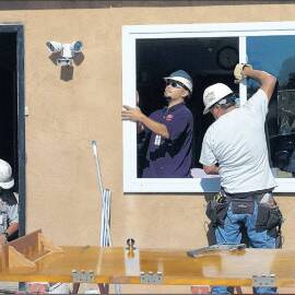 Trabajadores de MFA instalando ventanas